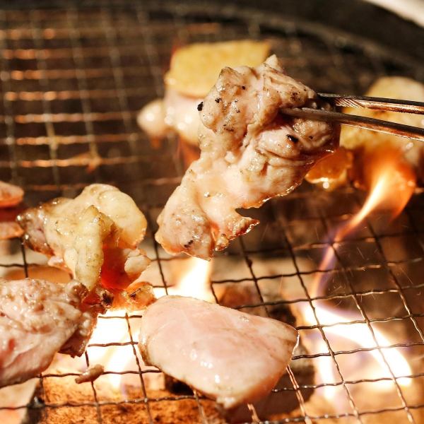 《国産地鶏焼きをお席で》肉の部位は全１６種あり、ブランド鶏や希少部位もお楽しみいただけます。