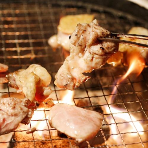 《国産地鶏焼きをお席で》肉の部位は全１６種あり、ブランド鶏や希少部位もお楽しみいただけます。