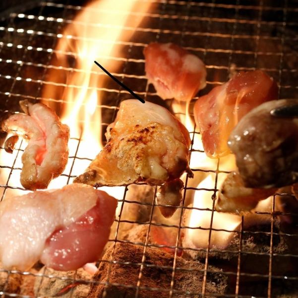《国産地鶏焼きをお席で》肉の部位は全16種あり、ブランド鶏や希少部位もお楽しみいただけます。
