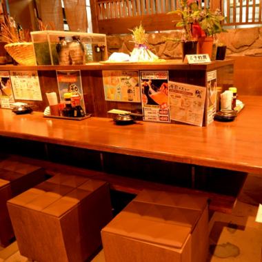 在吧台座位，您可以与友好的厨师交谈。下班后，入住附近酒店观光或冲绳出差的客人，请随时过来小酌一杯。