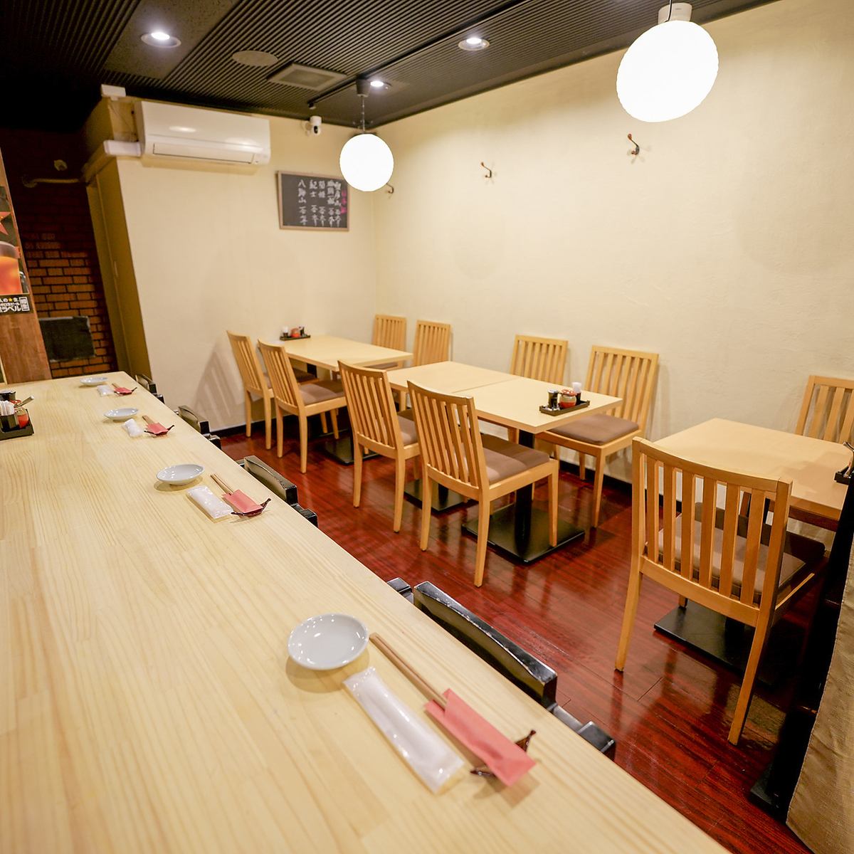 Enjoy sake and seafood in a relaxing adult hideaway!