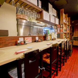 [Counter seats] We recommend the counter seats when you have a few people, such as for a quick drink after work or a date! You can watch the cooking process, such as fish being cut right in front of you, and enjoy freshly cooked food.