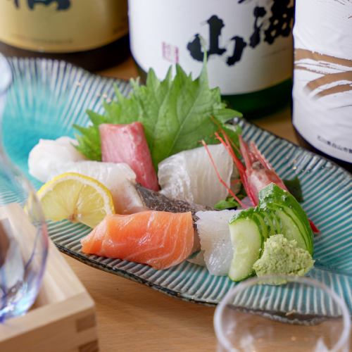 We recommend sashimi as a snack to go with your drinks!