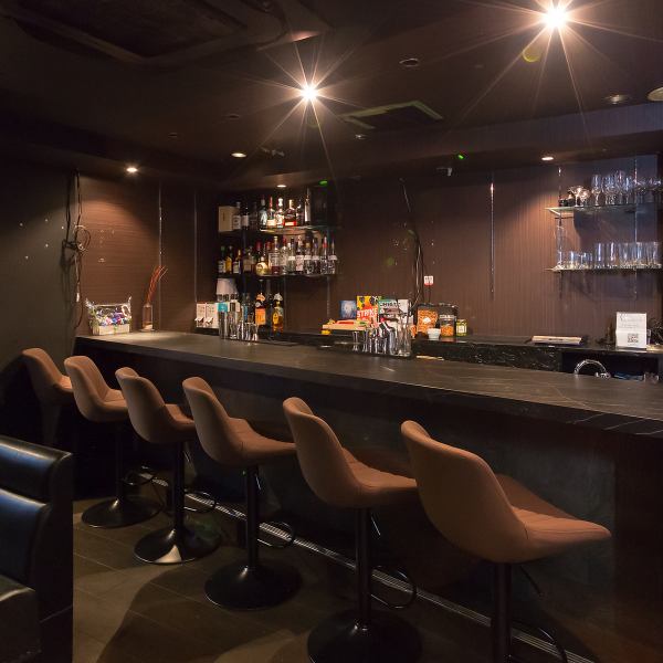 駅から徒歩すぐの好立地にある当店は、落ち着いた雰囲気のカウンター席とゆったりくつろげる9名様用ボックス席を完備。少人数からグループまで幅広く対応でき、歓迎会、忘年会、出会いの場にもってこいなお店です。