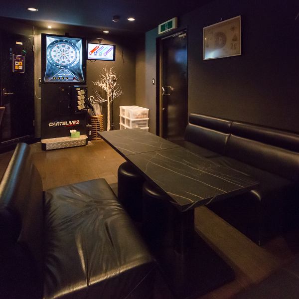店内にはダーツも設置されており、食事の後にちょっとしたアミューズメントも楽しめます。遊び心ある空間は、カジュアルな宴会や仲間との集まりにぴったり。居心地の良さも魅力のひとつです。