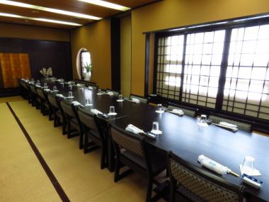 [5F] We prepare a complete private room that can accommodate up to 32 tatami seats.It is also possible to divide into 16 seats × 2.Because the chair table is placed on the parlor, you can relax without load from the dugout seat.