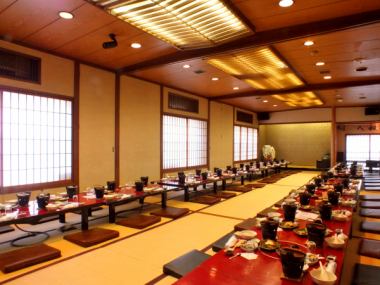 [4F] A complete private room for up to 60 people with all tatami seats is also available.Because the chair table is placed on the parlor, you can relax without load from the dugout seat.