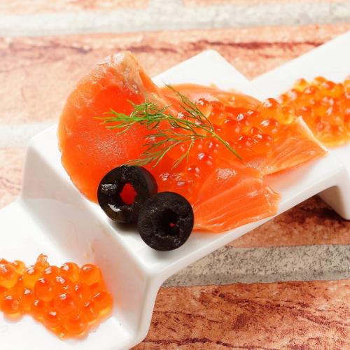 Smoked salmon with spilled salmon roe [Good feeling ♪]