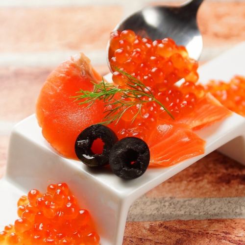 Smoked salmon with spilled salmon roe [too much spilled]
