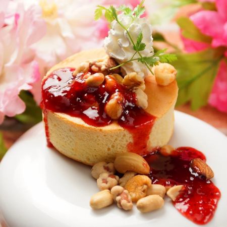 견과류와 딸기 소스 듬뿍 팬케이크