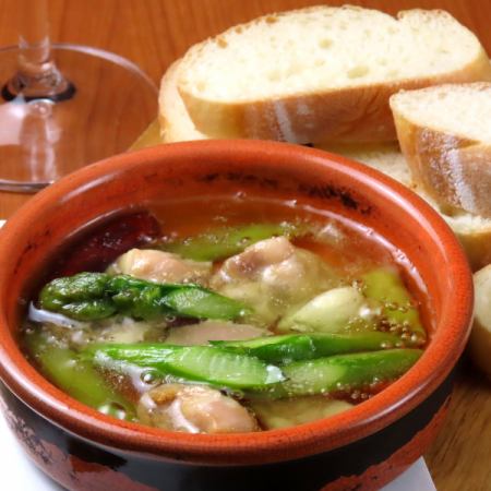 鶏とアスパラのアヒージョ