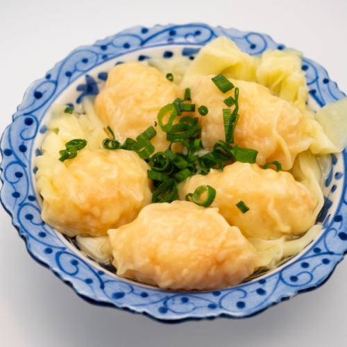 ぎっしり詰まった茹でえびわんたん5個