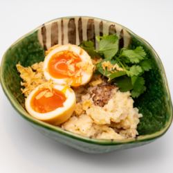 燻製半熟卵とタイソーセージのポテサラ