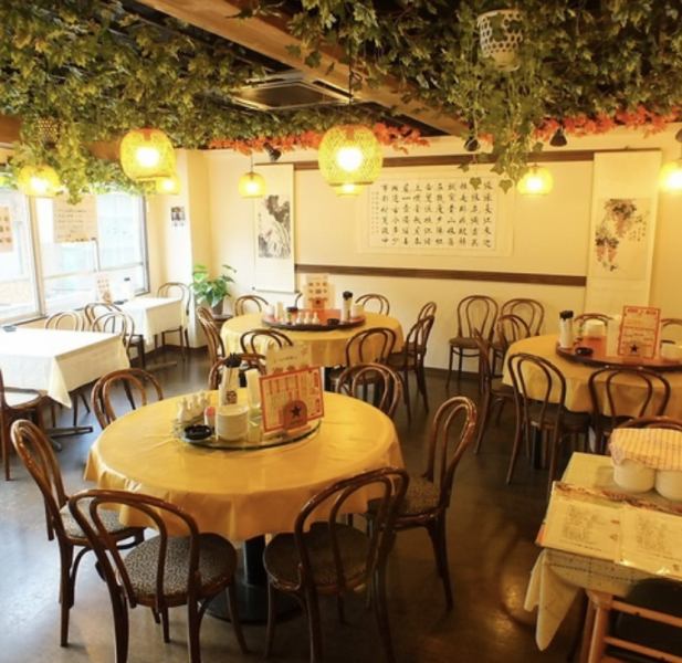 There are large table seats, so you can arrange a lot of dishes and share them with everyone♪ The spacious store has 52 seats!