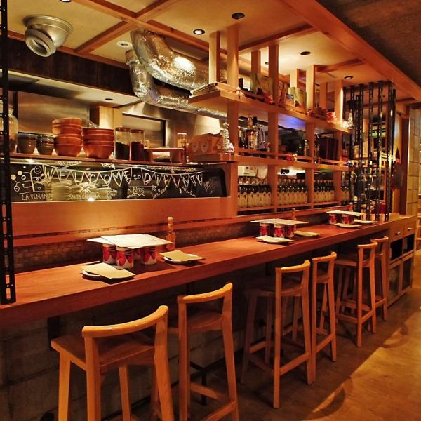 Dipunto's food is lovingly prepared in this open kitchen.The counter has special seats where you can enjoy conversation, and the à la carte menu includes an assortment of four cheeses that goes well with wine for 1,430 yen (tax included). Please give it a try.