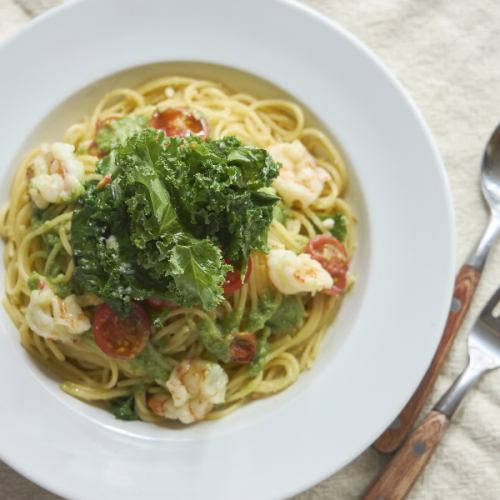 Kale and red shrimp leaves with garlic pesto