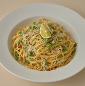 煮银鱼和青辣椒