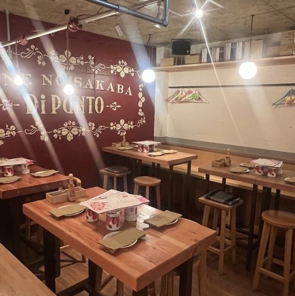 【蒲田駅東口すぐ♪ロータリーから徒歩1分♪】お店の中心に並んだビックテーブル。おいしいお料理を囲みながらのワイワイ楽しい女子会なんていかがですか♪テーブル席、カウンター席など、人数様にあわせてご案内できるお席の種類の豊富さも自慢◎お席のみのご予約も大歓迎!