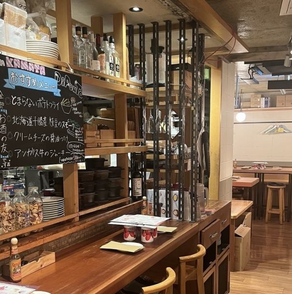 ディプントのお料理は、このオープンキッチンで愛情こめて作っています。会話も楽しめるカウンターは特等席♪アラカルトも充実しており、ワインによく合うチーズ盛り合わせなどお酒との相性抜群♪自慢のサングリアもご用意♪当店に来た際には是非ご賞味下さいませ。