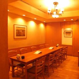 The medium-sized private room can hold a banquet for up to 30 people!