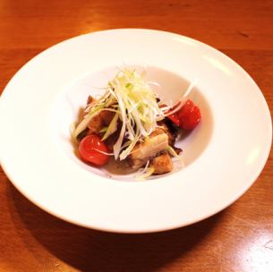 ジャークチキンと玉葱のコンフィ