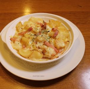 ポテトとベーコンのチーズ焼き