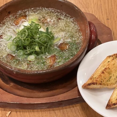 釜揚げしらすのアヒージョ　温泉玉子乗せ