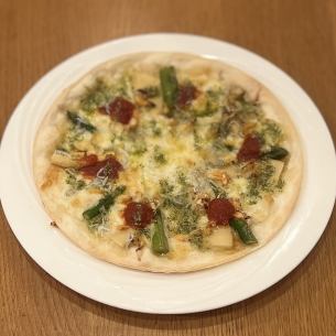 桜エビと釜揚げしらすのピザ　ジェノバ風