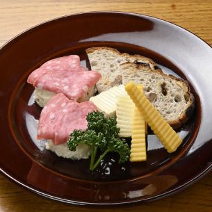 チーズとビアホールのポテトサラダコンビ