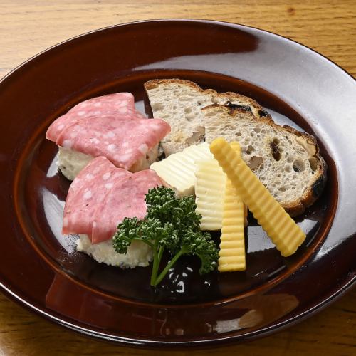チーズとビアホールのポテトサラダコンビ