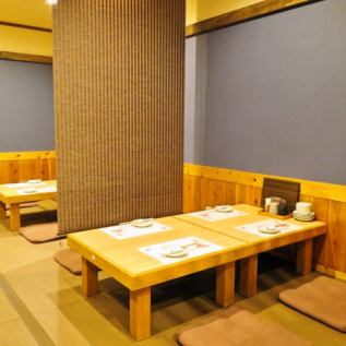 The tatami room is divided with a roll curtain to create a semi-private room.When there are many people, you can remove the curtains and use it spaciously.