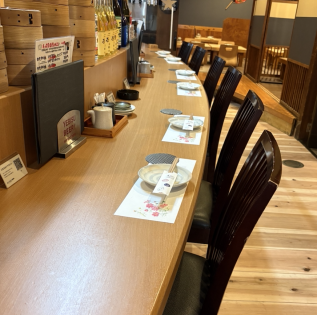 Solo diners are welcome! There are 10 counter seats where you can sit comfortably.There is also a TV installed, so you can enjoy watching sports and drinking at the same time! Please be sure to stop by if you are in the Nagasaki Station area.
