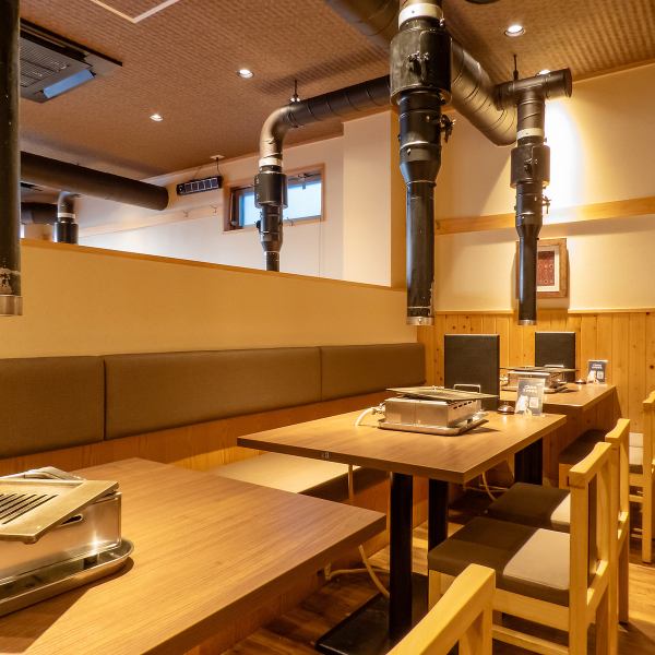 〈4名様テーブル×7〉会社の仲間などの小規模宴会や、友人・知人との飲み会、家族との焼肉ディナーも大歓迎♪ 間仕切りのテーブル席は周りの目を気にせずお楽しみ頂けます◎