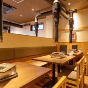 【4人桌】共7张桌子（28个座位）。带有隔断的桌子让您可以放松，而不必担心被别人看到。