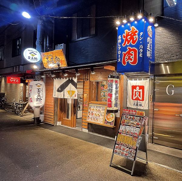 【交通便利，距離天滿站、天神橋筋六丁目站步行僅需5分鐘！ 】距離天滿站、天六站步行僅需5分鐘，地點極佳！本店使用瓦斯燒烤，烤製的肉質外脆內嫩，鮮嫩多汁。新鮮的肉、美味的飲品和熱情的店員，定能讓您度過一段美好的時光！歡迎隨時光臨！