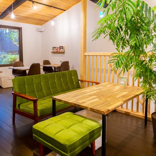 [Between work and cafe use] Table seats and sofa seats are available.It's the perfect space for a break from work, a girls' night out, or a celebration of a birthday or anniversary.