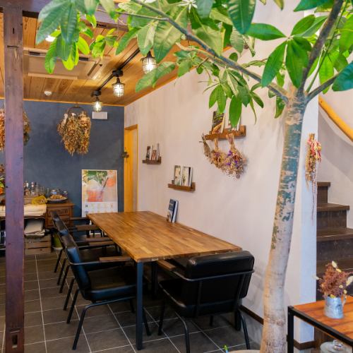 [1st floor table and counter seats] On the 1st floor, we have counter seats where you can relax at a large wooden desk.We are also particular about the interior.Click here to reserve this seat ⇒ https://monomonocafe.wixsite.com/website