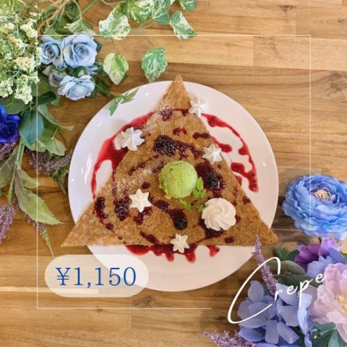 [Original Custom]

Hello, this is MONOMONO CAFE 🌱

Before I knew it, the mountains had started to turn red, and I began to think more of winter than autumn.

As we transition from autumn to winter, we'd like to introduce some recommended combinations.

[Original Custom]
"base"
・Blackcurrant confiture
(Galette dough changed)
"topping"
・Organic green tea ice cream
・Whipped cream

The above price is ¥1,000 (tax included)

[original custom]
・Cassis confiture
・Green tea ice cream
・Whipping cream

¥1,000-

Blackcurrant jam with an exquisite balance of sweetness and sourness, and organic green tea ice cream with a smooth texture and tea flavor.

Tea and berries go well together, and the tartness of the blackcurrant enhances the mellow green tea ice cream.

The whipped cream is a great supporting role that mitigates the sourness of the blackcurrant just enough.

By changing the batter from crepe to galette, the savory flavor and slight saltiness of the galette batter harmonizes well with the whole cake, making it easy to eat.

In winter, it's fun to walk around the city with illuminations and Christmas decorations.

Why not try some galettes or crepes at our restaurant when you're out and about?

We look forward to your visit☺️

*We recommend making a reservation on weekends and holidays as it can get busy.

<November Business Hours>

Mon-Sat, Holidays…11:00-18:30 (LO 18:00)
Sunday………………9:00～18.30(LO18:00)

Morning…9:00〜10:30
Lunch: 10:30-14:30

#Kyoto #Kyoto lunch #Kyoto cafe #Kyoto morning #Shijo Karasuma #Shijo cafe #Karasuma cafe #cafe hopping #Kyoto galette #I want to connect with people who love cafes #crepe #galette #crepe #creperie #dried flowers #gluten free #original #Christmas #matcha sweets
#monomonocafe #kyoto#kyotocafe
#galette#crepe#creperie #maron#chested nut#lunch#morning#glutenfree