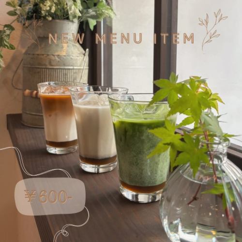 【期間限定】

こんにちは、MONOMONO CAFEです🌱

期間限定商品が6月から始まります☺️
スタッフの地元の特産品を使ったドリンク3種類です♪

〜しらたま蜜シリーズ〜

・黒蜜カフェラテ　ice

・抹茶黒蜜ラテ　　ice

・黒豆きなこ黒蜜ラテ　ice
　　　　　　　　　　　　¥600-

高知県芸西村の特産品【白玉糖】の黒蜜を使ったラテ3種類✨

通常の黒糖よりも早めに火から上げることで、色味は黒糖よりも淡い茶色に仕上がります。

味わいはコクがありしっかりとした甘さがありつつも、後味はすっきりとしています

今回、黒蜜と相性の良い宇治抹茶、エスプレッソ、丹波黒豆きなことあわせてラテに仕上げました

これからの季節にも飲みやすく、甘いもの欲も満たしてくれるドリンク🥤

スタッフからも人気が高く、疲れた際によく飲まれています♪

テイクアウトすることも可能ですので、食べ歩きのお供にも最適です

皆様のご来店をお待ちしております☺️

※土日祝日は混みやすいため、ご予約をお勧めしております

〈6月　営業時間 〉

11:00〜18:30(L.O.17:30)

ランチ　11:00〜14:30

#京都#京都ランチ#京都カフェ#京都モーニング#四条烏丸#四条カフェ#烏丸カフェ#カフェ巡り#京都ガレット#カフェ好きな人と繋がりたい#クレープ#ガレット#クレープ#クレープリー#ドライフラワー#グルテンフリー#オリジナル#抹茶#黒蜜
#monomonocafe #kyoto#kyotocafe
#galette#crepe#creperie #maron#chested nut#lunch#morning#glutenfree