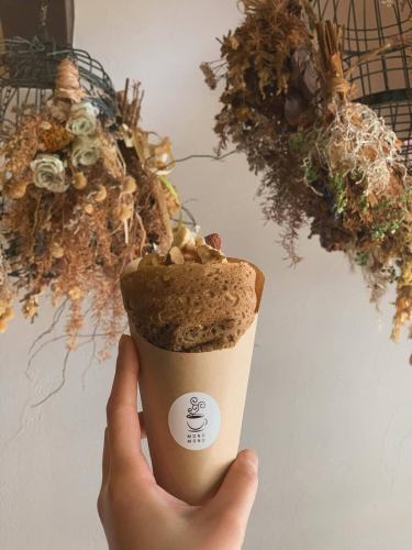 【テイクアウト期間限定】

こんにちは、MONOMONO CAFEです🌱

本日限定でテイクアウトにほうじ茶生地のクレープがでます！

ほうじ茶の香ばしい香りとホイップクリーム、キャラメルソースの組み合わせがお店のスタッフ一押しです👍

価格は抹茶生地と同じ550円になります。

皆様のご来店をお待ちしております☺️

※土日祝日は混みやすいため、ご予約をお勧めしております

〈7月　営業時間 〉

11:00〜18:30(L.O.17:30)

ランチ　11:00〜14:30

#京都#京都ランチ#京都カフェ#京都モーニング#四条烏丸#四条カフェ#烏丸カフェ#カフェ巡り#京都ガレット#カフェ好きな人と繋がりたい#クレープ#ガレット#クレープ#クレープリー#ドライフラワー#グルテンフリー#オリジナル#抹茶#ほうじ茶
#monomonocafe #kyoto#kyotocafe
#galette#crepe#creperie #maron#chested nut#lunch#morning#glutenfree