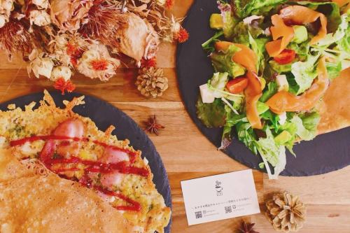 [Uver 吃]

你好，这里是MONOMONOCAFE🌱

从今天起，您可以在 Uber Eats 上享用我们的可丽饼！

虽然这家店只提供甜味外带可丽饼，但 Uber 还提供咸味可丽饼和 Uber 独家可丽饼，这些可丽饼是无法在店内订购外带的☺️

即使我们的门店距离太远，您无法亲自前来，您仍然可以在家享用我们的可丽饼。

我们期待您的订单✨