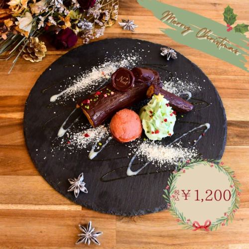 クリスマス期間限定スペシャルクレープのご紹介です！

『ブッシュドノエル風クレープ』
価格：¥ 1,200-(税込)

ホワイトチョコや、自家製ラズベリーコンフィチュール、クランブルなどが入った甘酸っぱい幹の部分と、ピスタチオ、カダイフ、チョコレートが入った大人な枝部分のクレープ。
味わいの違うクレープそれぞれを楽しむことができる２４、２５限定の一品です🤶

数量限定の商品ですので、なくなり次第終了となる場合がありますので、お召し上がりになりたい方は早めにお越しください😊🌱

当店で素敵なひとときを過ごしませんか？
スタッフ一同お待ちしております💐

＃京都スイーツ ＃京都クレープ＃monomonocafe