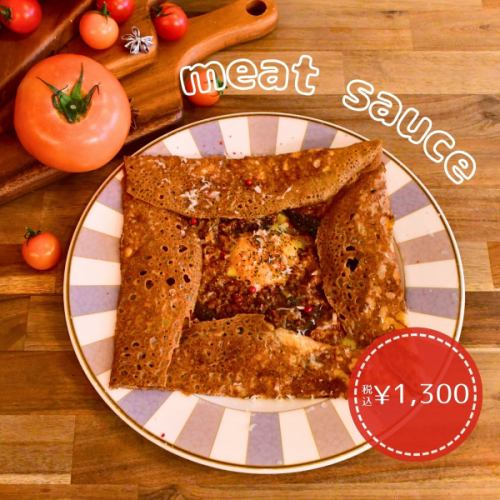 こんにちは、monomonocafeです🌱
　本日はあいにくの雨ですが、ガレットやクレープを焼きながらお待ちしています。

最近はいちごのクレープが一番人気で沢山ご注文いただいております🍓

写真のミートソースのガレットも人気商品の一つです！

自家製のミートソースととろとろ卵とチーズは大人も子供も大好きな組み合わせ✨

雨で肌寒い今日ですが、暖かいガレットを店内で食べながら過ごすのもいいのではないでしょうか？

皆様のご来店をスタッフ一同お待ちしております。

また、Uber eatsをご利用で、お家で当店のクレープをお召し上がりいただけます！
テイクアウトでは注文できない限定商品もございますので、この機会にぜひご利用ください♪

＃京都クレープ　＃四条烏丸ランチ　＃四条ランチ　＃四条烏丸グルメ