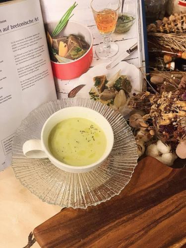 【数量限定】
こんにちは、モノモノカフェです🌱

数量限定で本日のスープ「アスパラと玉ねぎのポタージュ」を提供します☘️

こちらには本日限定でポタージュにつける用のミニミニガレットを一枚つけています✨

最近人気のアスパラベーコンのガレットやサラダ系ガレットと組み合わせるのもおすすめです！

皆様のご来店お待ちしております☺️

#京都#京都ランチ#京都カフェ#京都モーニング#四条烏丸四条カフェ烏丸カフェカフェ巡り京都ガレットカフェ好きな人と繋がりたいクレープガレットクレープクレープリードライフラワーグルテンフリーサラダサーモンUbereats
monomonocafe kyotokyotocafe
galettecrepecreperie maronchested nutlunchmorningglutenfree