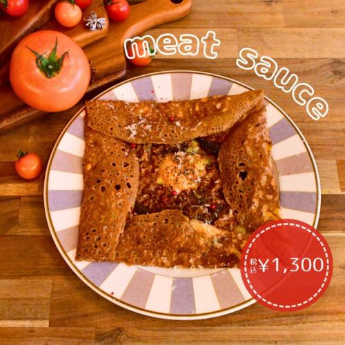 你好，这里是MONOMONOCAFE🌱
隆重推出我们的限时限量版法式薄饼！

【限时优惠】
肉酱薄饼
1300日元（含税）

自制肉酱和茄子慢火熬煮，再与我们特制的格鲁耶尔奶酪混合。

（周一）-（周日）（节假日）：11:00 - 18:30（最后点餐时间 17:30）

#京都咖啡馆 #四条乌丸咖啡馆 #四条乌丸午餐 #京都午餐 #四条咖啡馆
#京都可丽饼 #四条乌丸可丽饼 #可丽饼 #京都甜点 #四条乌丸可丽饼 #巧克力 #甜点之旅