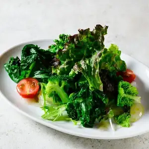 色彩缤纷的绿色沙拉 | 富含时令蔬菜