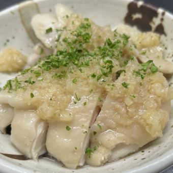 当店自慢のジューシーな蒸し鶏たっぷり葱ソース