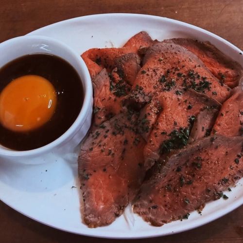 ◆ビールがすすむ低温ローストビーフ880円(税込)