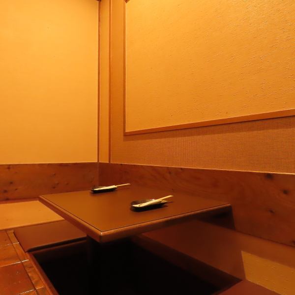 少人数向けの半個室も充実しており、カップルや友人との会食に最適な空間を提供しています。プライベート感を重視しつつ、心地よいインテリアが落ち着きを演出♪