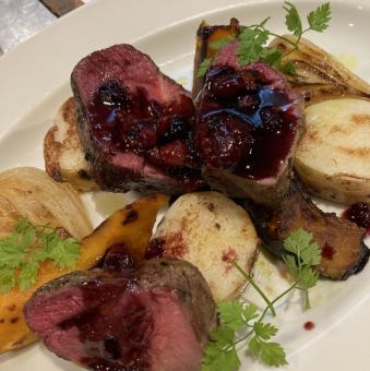 牛もも肉のロースト　色々なベリーの赤ワインソース